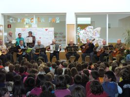LA RONDALLA JOTERA DE JUBILADOS VIENE AL COLE